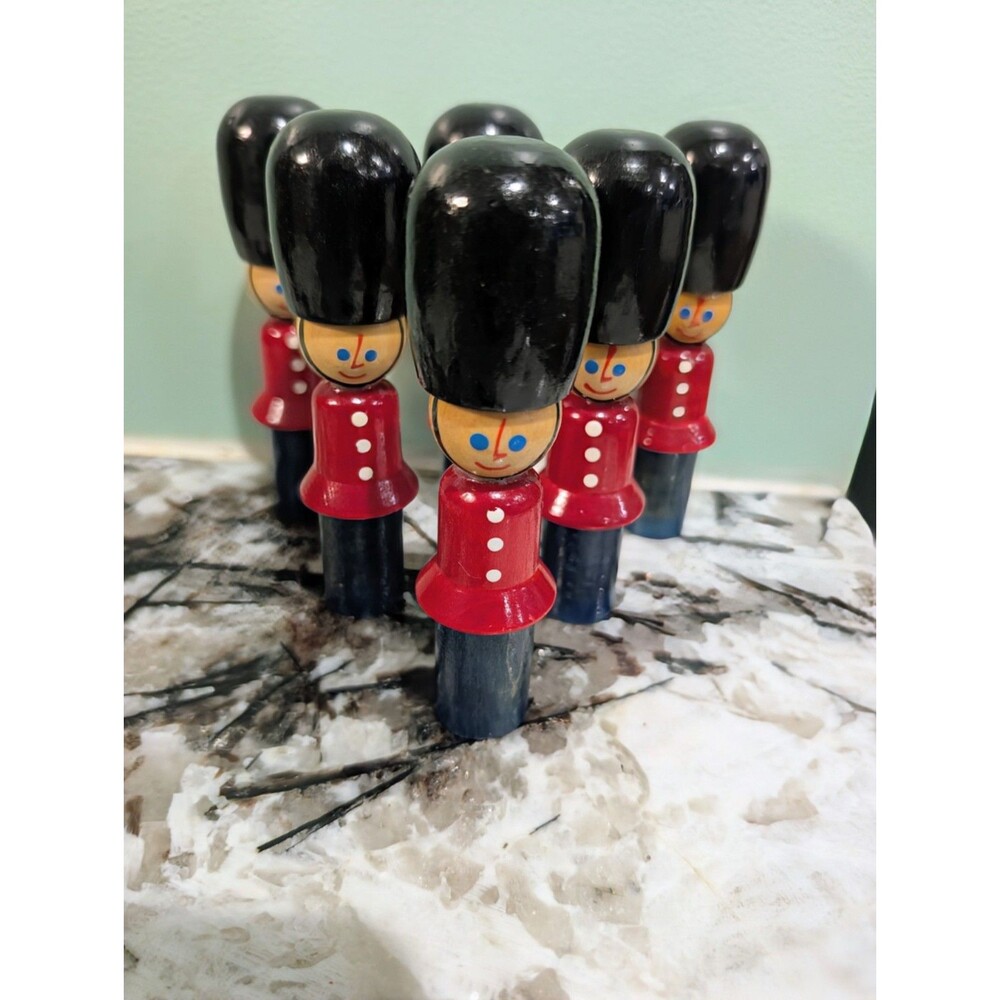6 TRADITIONAL HAND PAINTED WOODEN SOLDIERS
